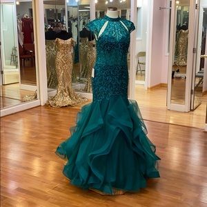 ✔️ Green prom dress adorned with beads